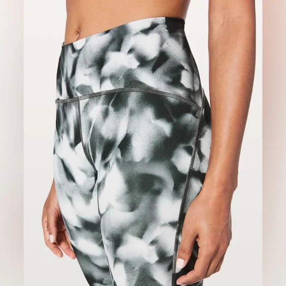 16L6. Lululemon Train Times 7/8 Pant 25" Blush Blossom Alpine White Black - Picture 4 of 9